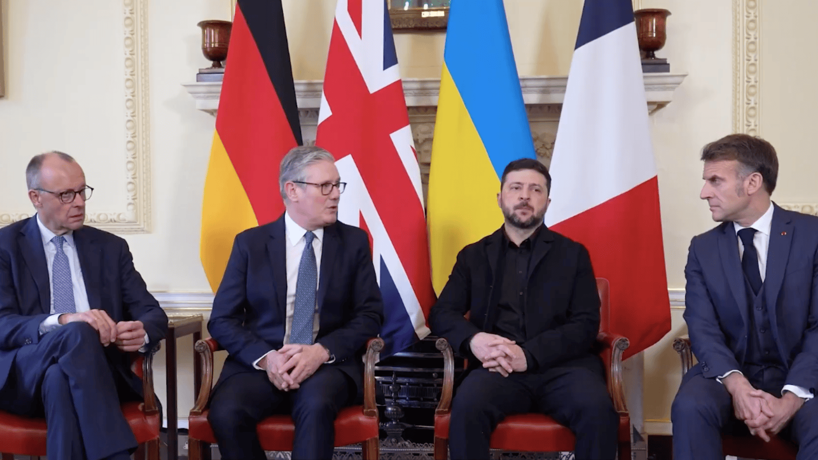 Zełenski uśmiechnięty po spotkaniu na szczycie! Uściski z prezydentem Francji