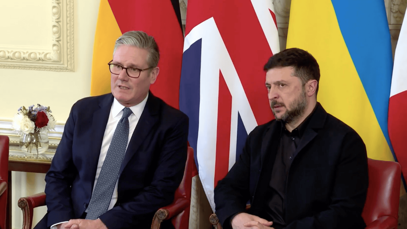 Zełenski uśmiechnięty po spotkaniu na szczycie! Uściski z prezydentem Francji