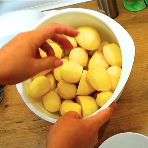 Ziemniaki do pieczenia oczyszczam i kroję.jpg