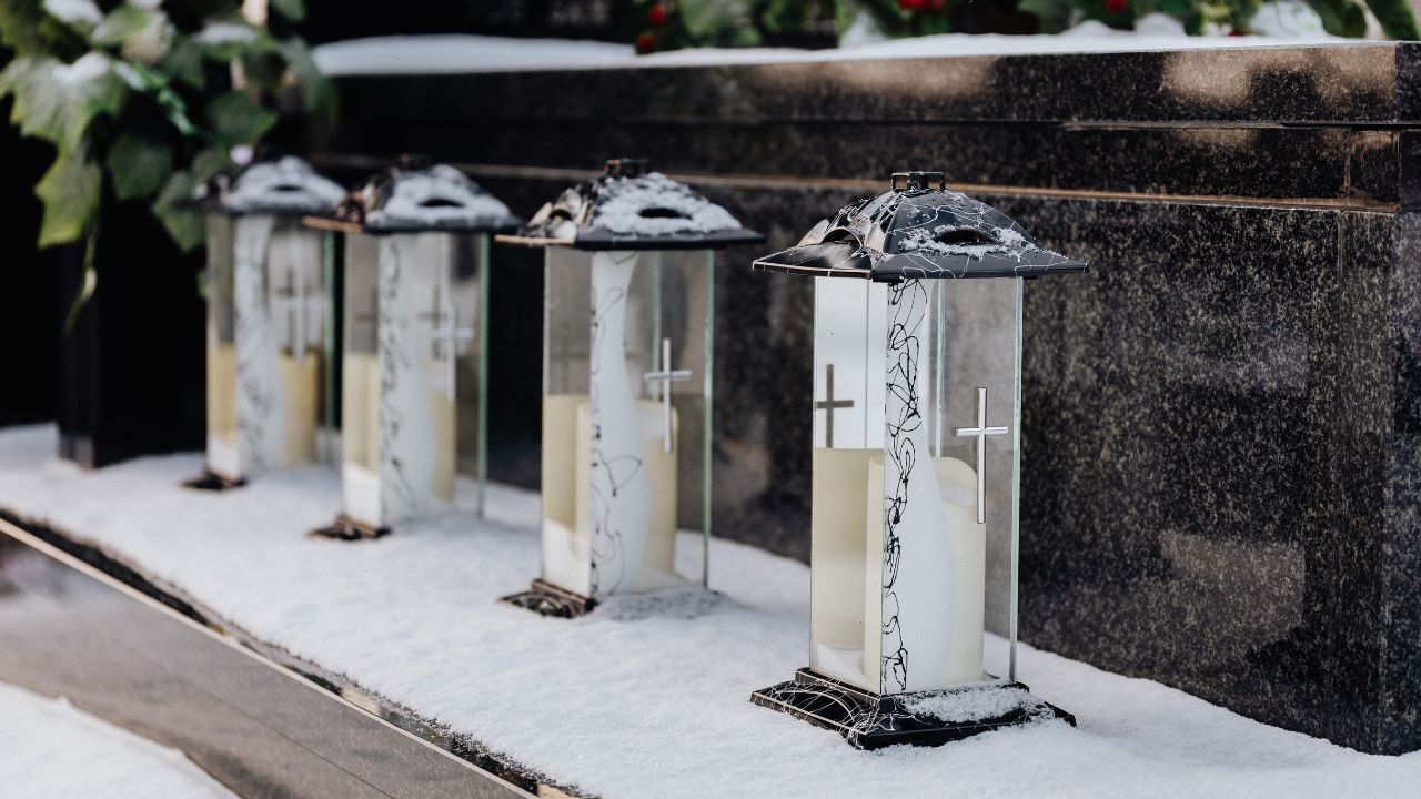 Te znicze to nowy hit na cmentarzach. Popełnisz ten błąd, zapłacisz surową karę