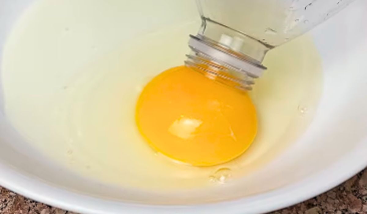 Żółtko jajka oddzielisz z pomocą butelki