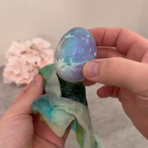 Najlepszy sposób na ozdabianie jajek. Wystarczą flamastry i ręcznik papierowy