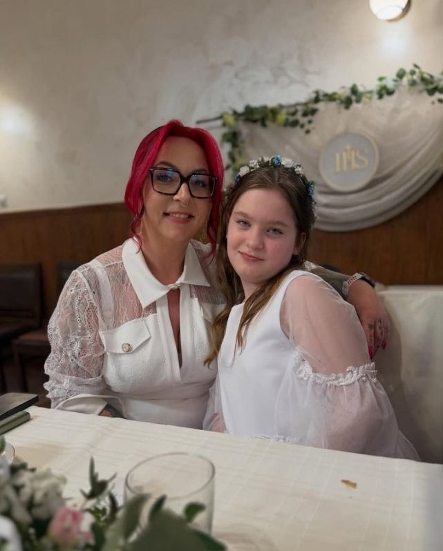 Biała dopasowana sukienka. Tak wystroiła się na komunię córki. Fala komentarzy pod zdjęciami "Mamy na Obrotach"