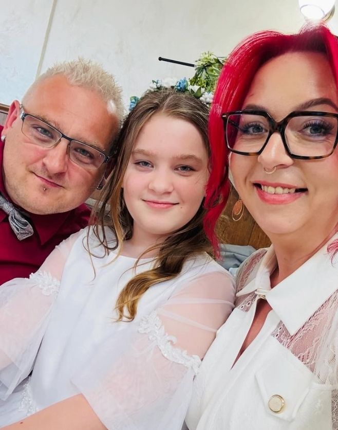 Biała dopasowana sukienka. Tak wystroiła się na komunię córki. Fala komentarzy pod zdjęciami "Mamy na Obrotach"