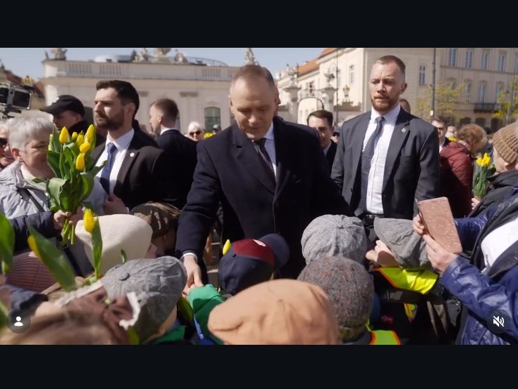 Ten wyjątkowy gest Karola Nawrockiego wyciska łzy z oczu. Nawet żółte tulipany przyniósł