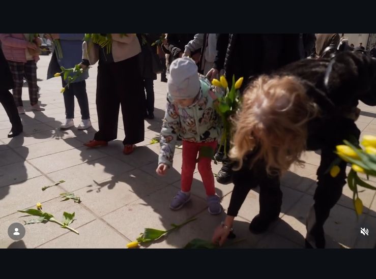 Ten wyjątkowy gest Karola Nawrockiego wyciska łzy z oczu. Nawet żółte tulipany przyniósł
