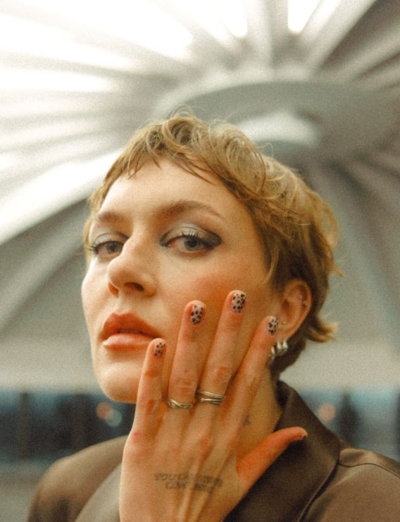 Przez 16 lat grała Ulę w "M jak miłość". Dziś po rudych włosach nie ma śladu. To jednak tylko część metamorfozy