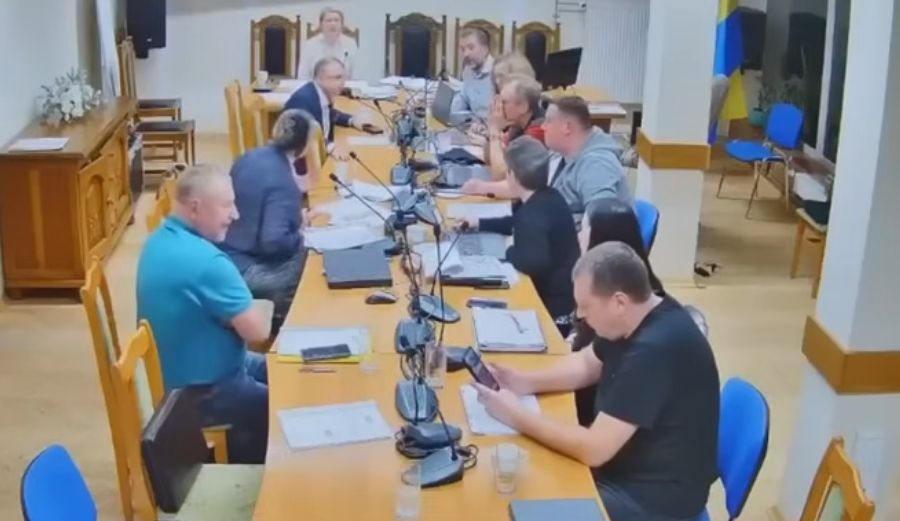 Spięcie na posiedzeniu komisji. Padły obraźliwe słowa i interweniowała policja