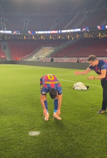 Polski wokalista wpadł na Camp Nou i zrobił to na pożegnaniu Roberta. Nagranie hitem sieci