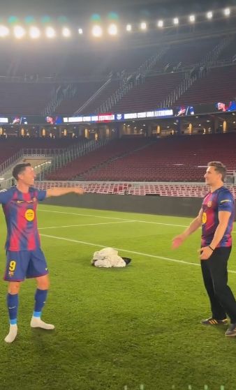 Polski wokalista wpadł na Camp Nou i zrobił to na pożegnaniu Roberta. Nagranie hitem sieci