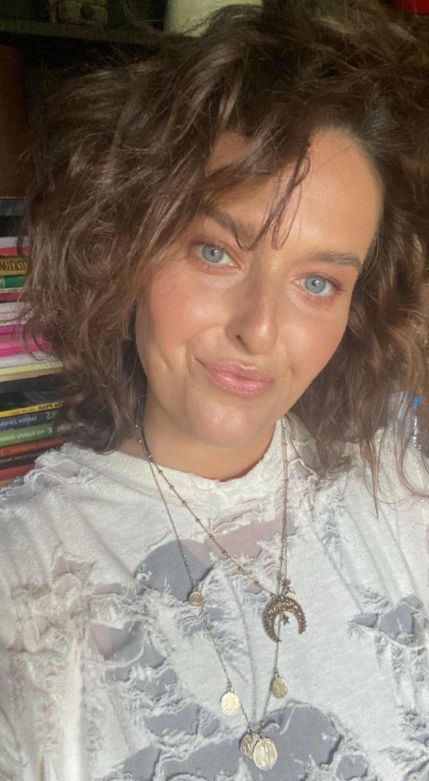 Nawet niektórzy fani nie mają pojęcia, jak wygląda córka Ewy Kasprzyk. Przeszła nieprawdopodobną metamorfozę. Robi wrażenie!