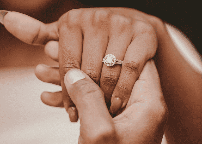 nosić pierścionek zaręczynowy