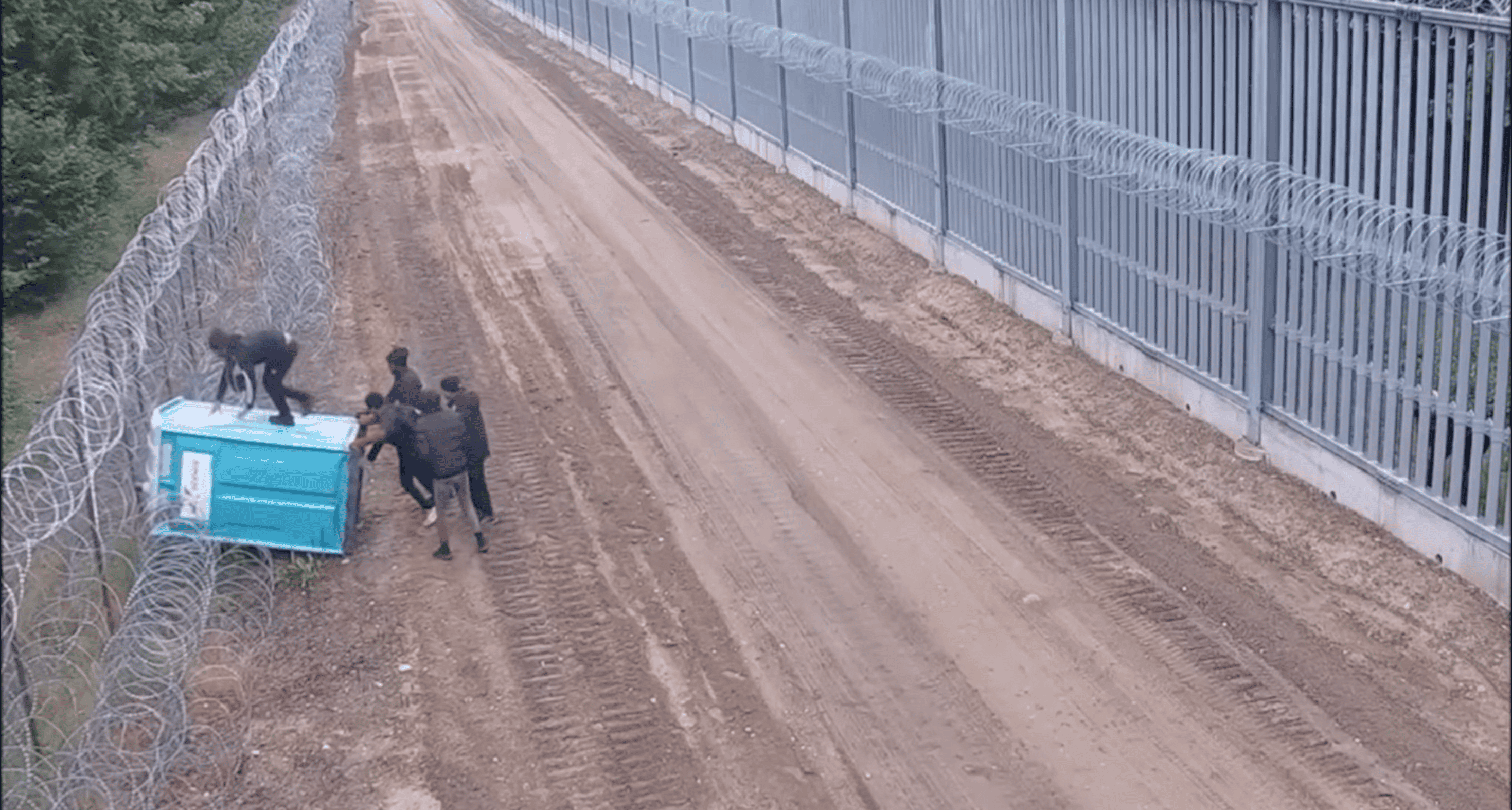 Niebywałe sceny na granicy z Białorusią. Nagranie z nielegalnymi migrantami w sieci