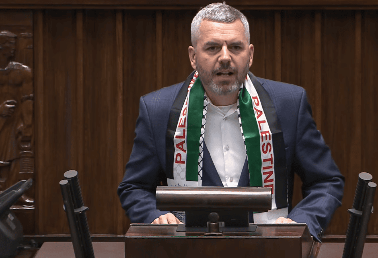 Szokujące sceny w Sejmie, poseł wyszedł na mównicę i się zaczęło. Uderzył w Sikorskiego