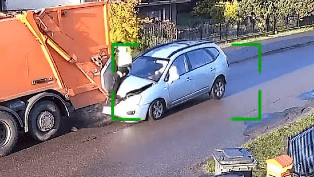 Odbierał śmieci, gdy doszło do dramatu. KIA z impetem wbiłą się w śmieciarkę