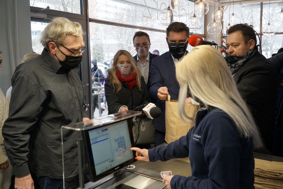 Najstarszy taki sklep znika z Polski. Klienci załamują ręce, do upadku przyczyniły się przepisy