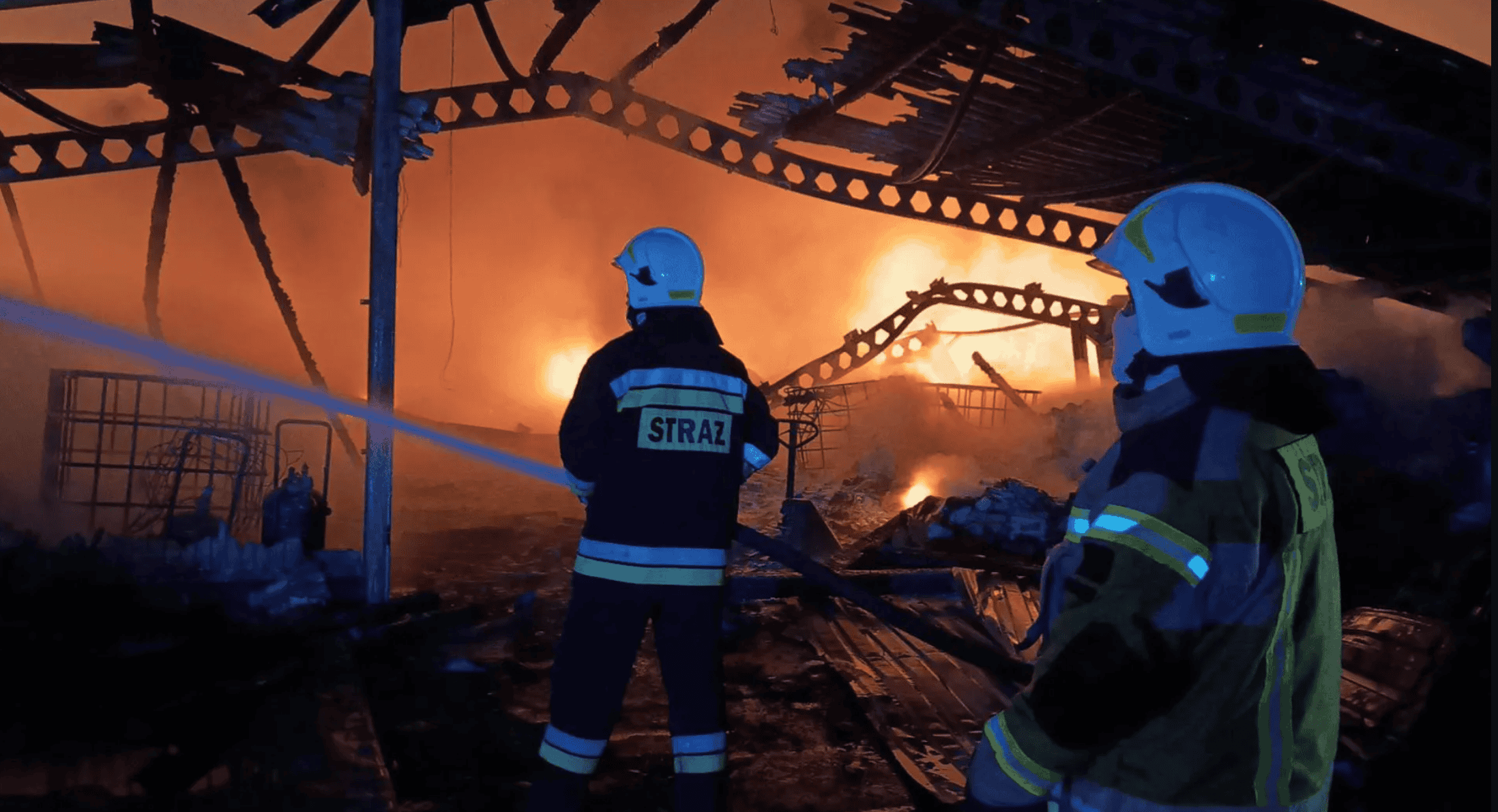 Potężny pożar w samym środku nocy. Płonie zakład znanego polskiego biznesmena, w akcji 20 zastępów straży