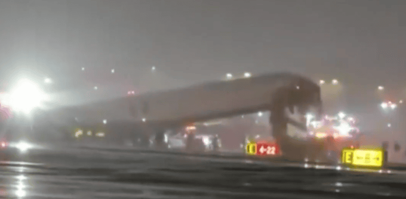 Katastrofa samolotu podczas lądowania. Jest wielu rannych. Ruch lotniczy wstrzymany