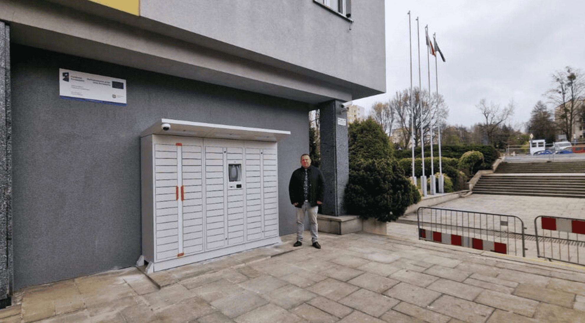 Wygląda jak paczkomat, ale kryje w sobie coś zupełnie innego. Rewolucja w polskim powiecie