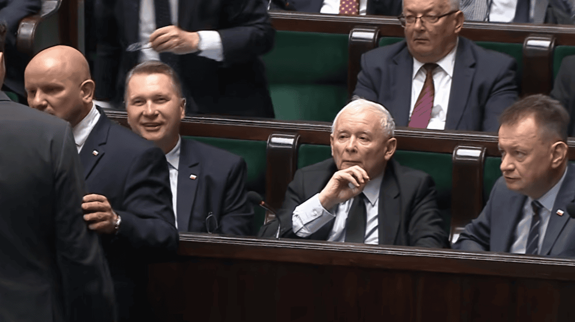 Poseł wszedł na mównicę i zakpił z Czarnka i Kaczyńskiego. Chwilę później doszło do ostrego spięcia