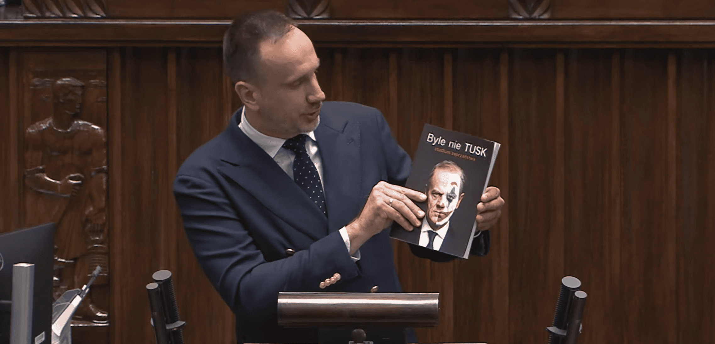 Kowalski wniósł to na mównicę i uderzył w Tuska. Padły poważne zarzuty, na koniec zakpił z Czarzastego