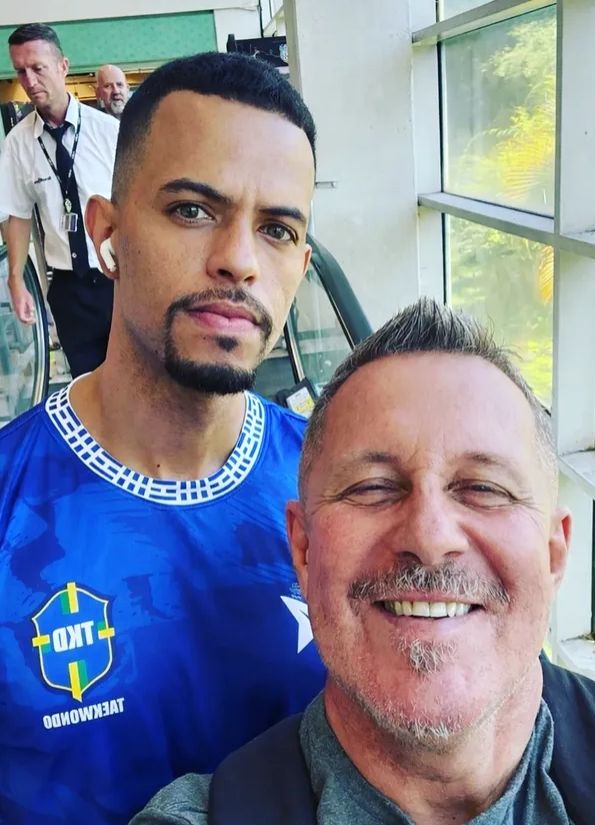 W "Big Brotherze" zmusili go do związku. Po głośnym coming oucie mieszka z parterem w Brazylii. Tak wygląda