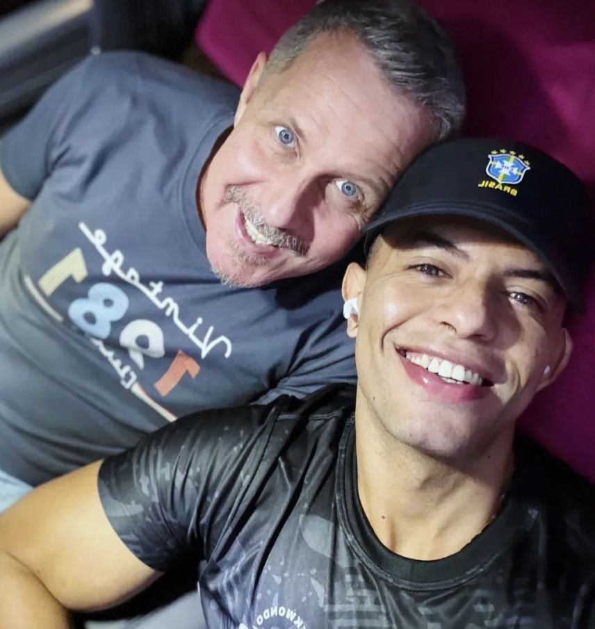 W "Big Brotherze" zmusili go do związku. Po głośnym coming oucie mieszka z parterem w Brazylii. Tak wygląda