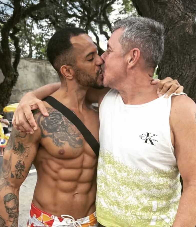 W "Big Brotherze" zmusili go do związku. Po głośnym coming oucie mieszka z parterem w Brazylii. Tak wygląda