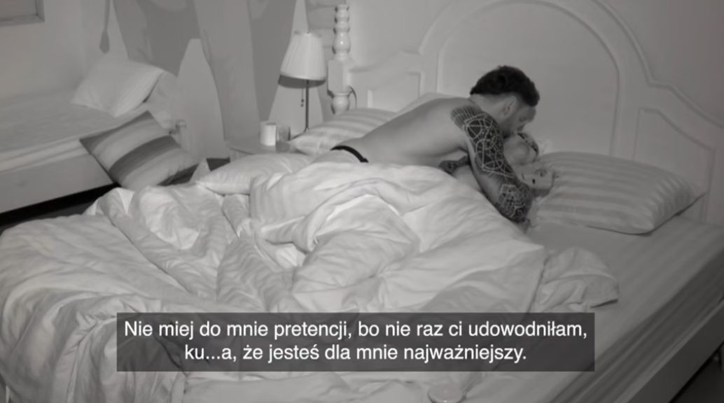 Poszli na całość w show TVN. Działo się pod kołdrą, a lektor zaniemówił. Wszystko przed kamerami