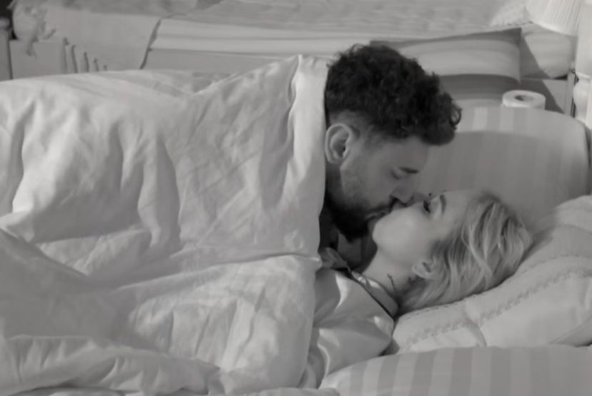 Poszli na całość w show TVN. Działo się pod kołdrą, a lektor zaniemówił. Wszystko przed kamerami