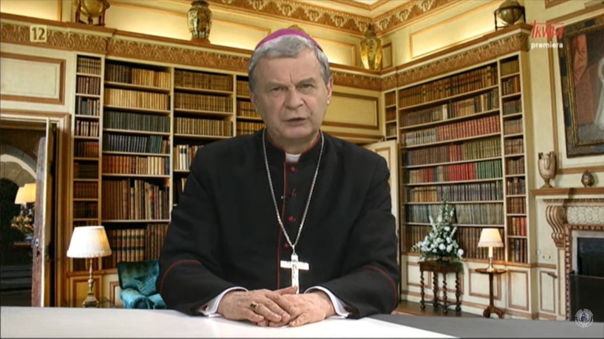 ksiądz biskup Tadeusz Bronakowski