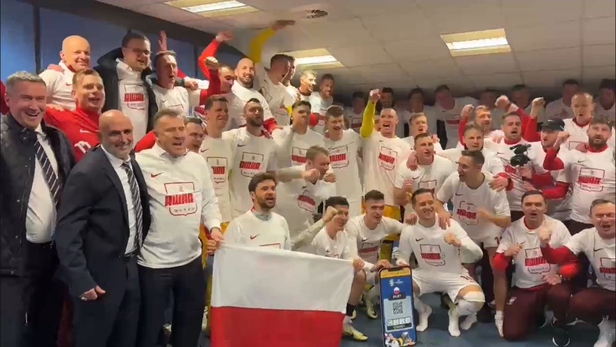 Reprezentacja Polski celebrująca awans