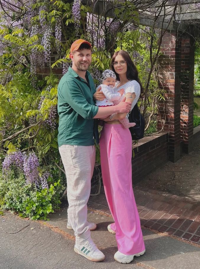 Królikowski po długim czasie pokazał partnerkę i córkę. W mediach burza rozwodowa, a on tak się bawi