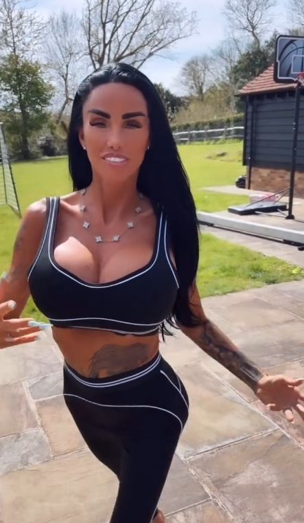 Co ona sobie zrobiła z twarzą? Była ikoną, a teraz trudno ją rozpoznać