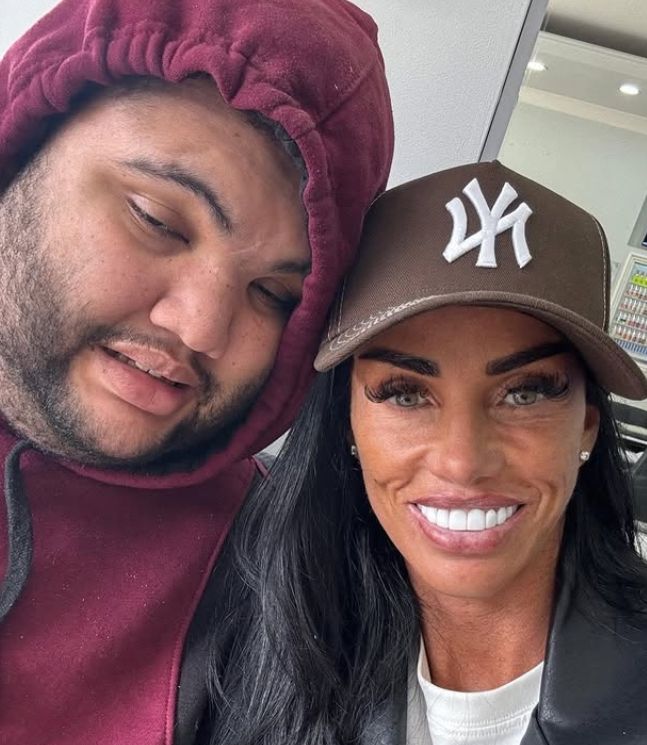 Co ona sobie zrobiła z twarzą? Była ikoną, a teraz trudno ją rozpoznać