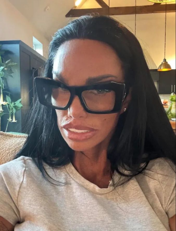 Co ona sobie zrobiła z twarzą? Była ikoną, a teraz trudno ją rozpoznać