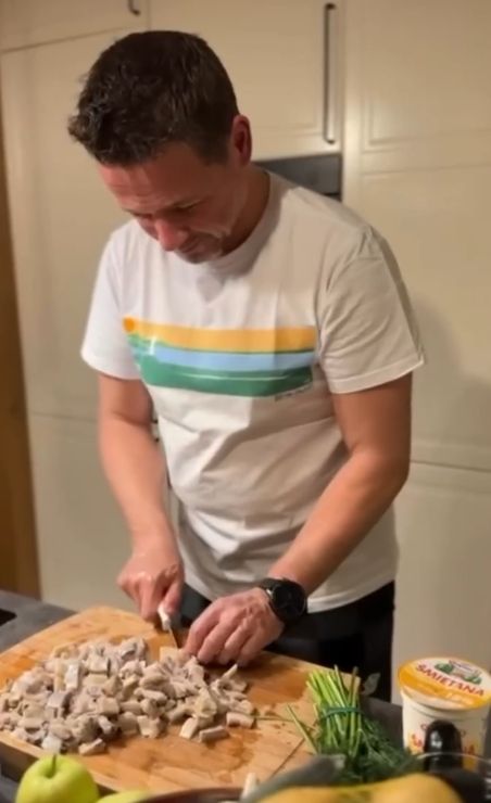 Polityk w roli kucharza. Rafał Trzaskowski pokazał swój przepis na wigilijnego śledzia