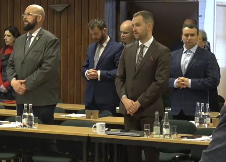 Kontrowersje w Zakopanem. Modlą się przed obradami