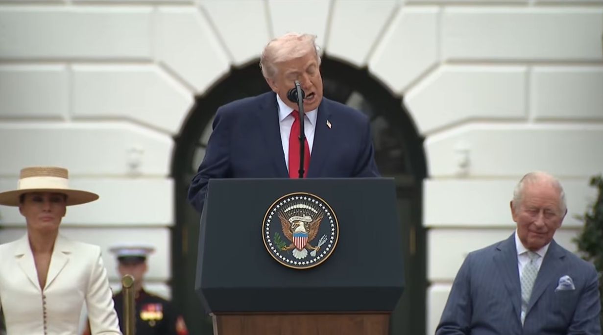 Wystarczyło, że Trump otworzył buzię, a król Karol i Camilla zaczęli się śmiać. Ale wypalił!