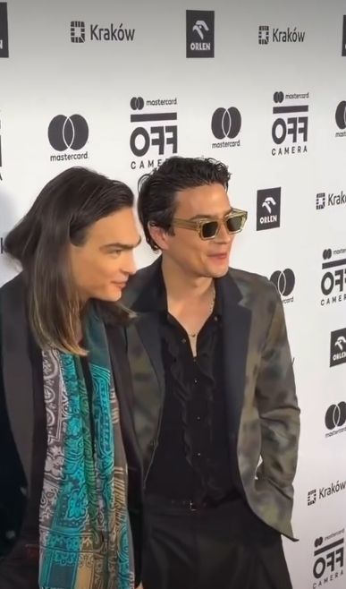 Nikodem Rozbicki pokazał brata. Kolejny przystojniak podbija salony