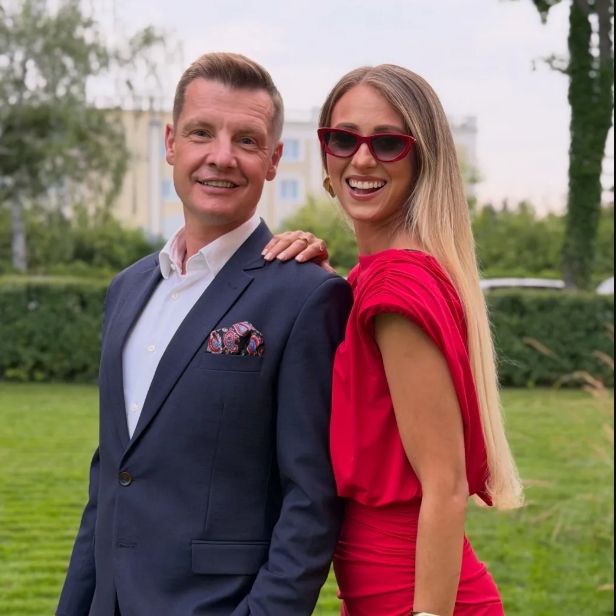 Rafał Mroczek też bawił się na weselu Brzozowskiego. Jego partnerka wyglądała, jak modelka