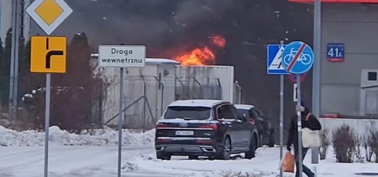 Warszawa. Kłęby czarnego dymu nad dzielnicą, na miejscu służby