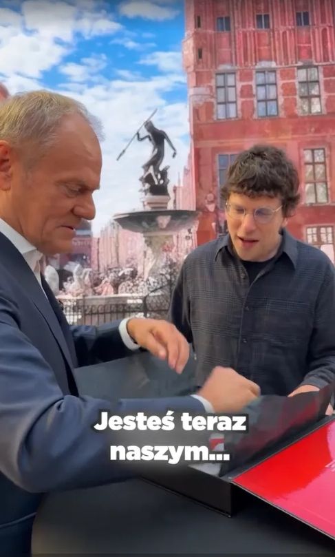 Donald Tusk na spotkaniu z gwiazdą Hollywood. Taki prezent zafundował aktorowi