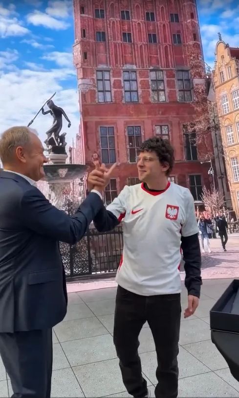 Donald Tusk na spotkaniu z gwiazdą Hollywood. Taki prezent zafundował aktorowi