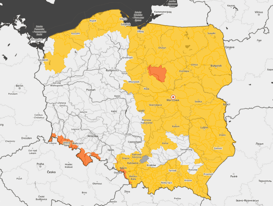 Nagle woda zalewa posesje i drogi. Coraz poważniejsze straty. Sytuacja w tym regionie fatalna
