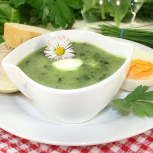 Zrywam lubczyk i wrzucam do gara. Nie ma lepszej zupy na rosole