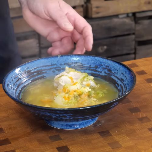 Zetrzyj na tarce i wrzuć do gara. Tak zupę z młodej kapusty gotuje Tomasz Strzelczyk