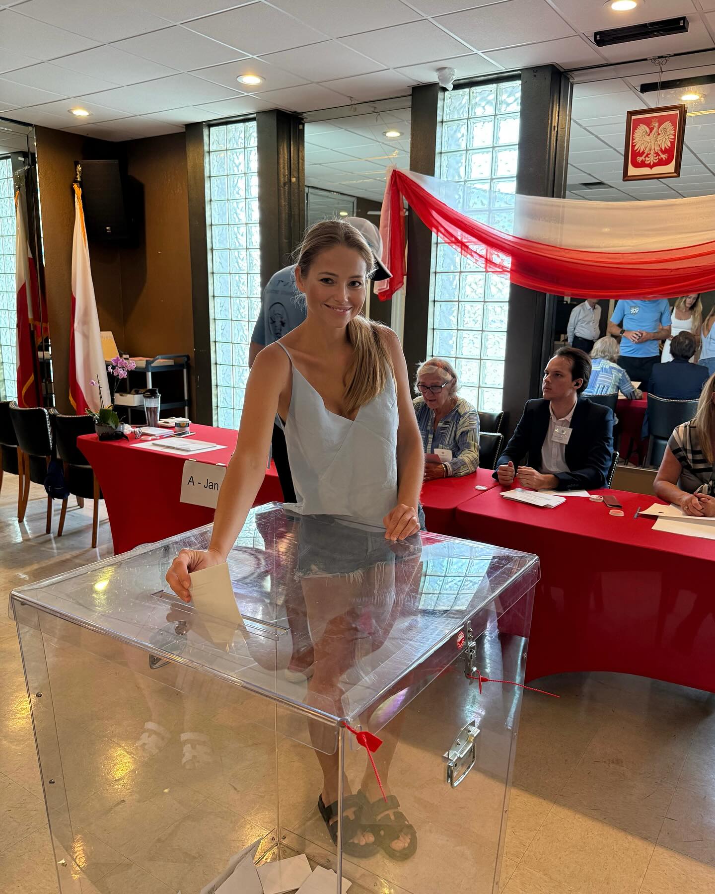 Gwiazdy głosują w drugiej turze. Zdjęcia z lokali wyborczych w sieci