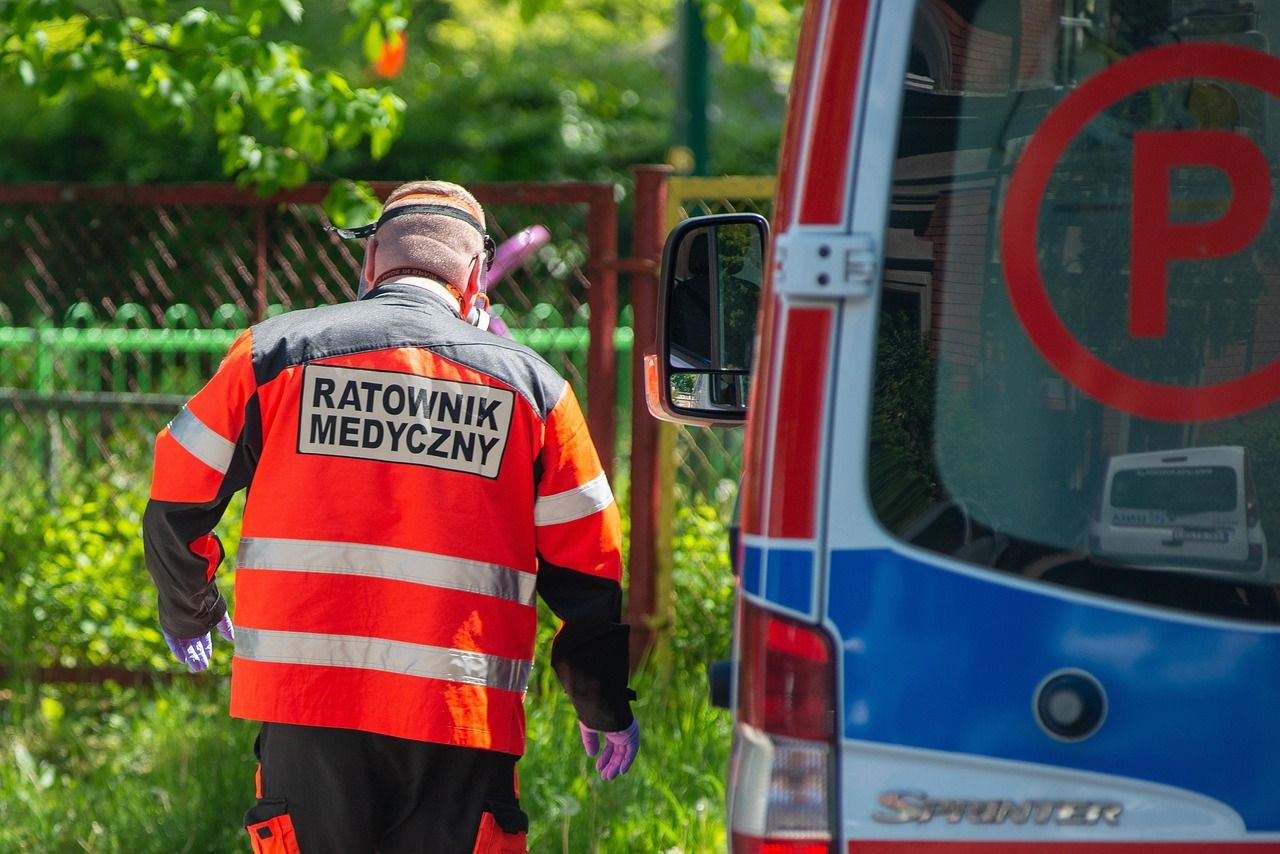 Rozpędzony bus uderzył w drzewo. Droga zablokowana, LPR w akcji
