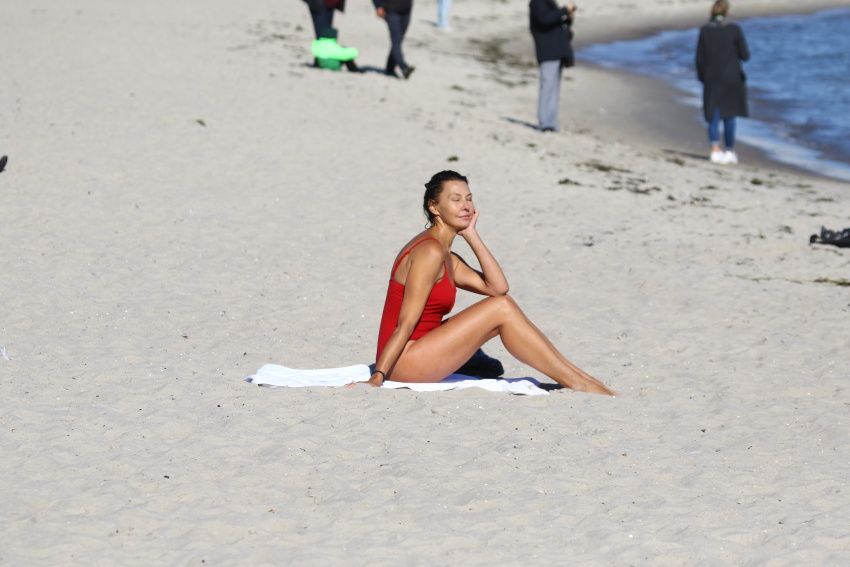 Anna Popek jak syrenka morsuje w polskim morzu. Co za figura